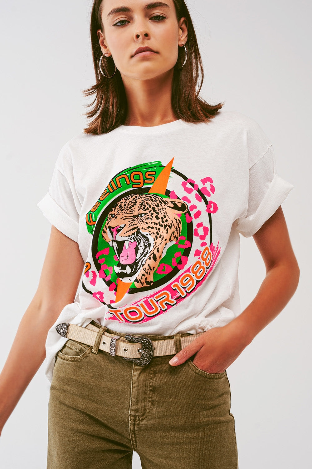 Q2 Camiseta com logo estampa de tigre em branco