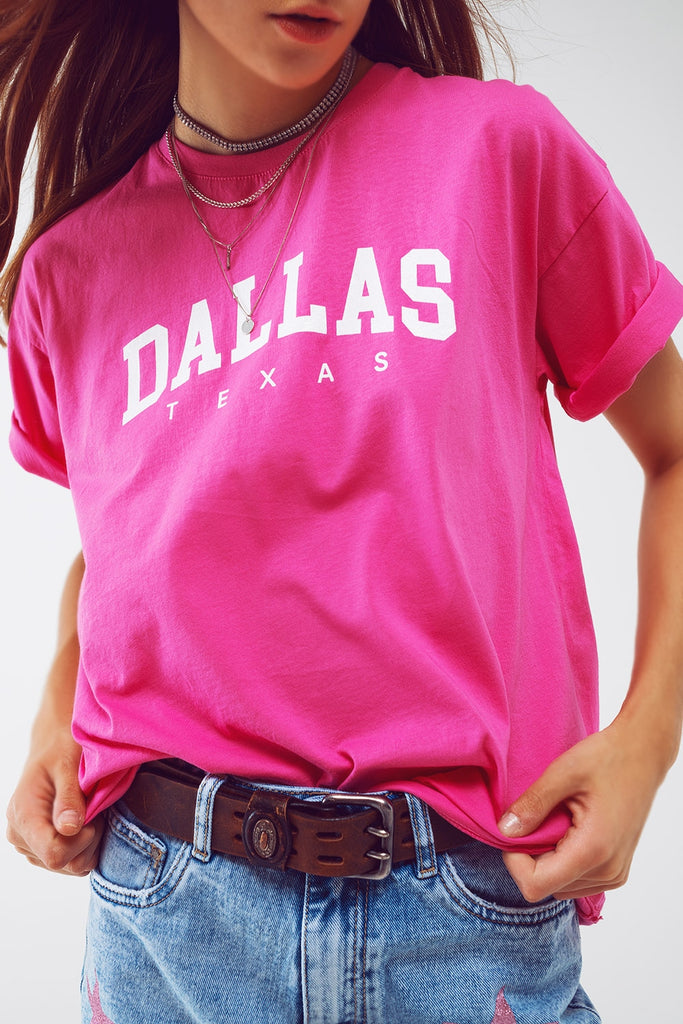 Camiseta com texto Dallas Texas em fúcsia