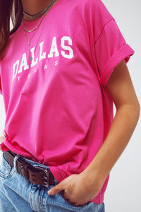 Camiseta com texto Dallas Texas em fúcsia