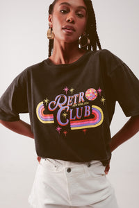 camiseta descontraída em preto lavado com estampa retro club