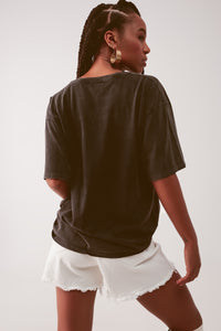 camiseta descontraída em preto lavado com estampa retro club