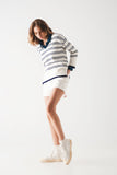 Camisola em branco com riscas marinhas