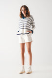 Camisola em branco com riscas marinhas