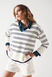 Camisola em branco com riscas marinhas