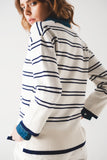 Camisola em branco com riscas marinhas
