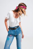 Top branco com plumas sintéticas nas mangas
