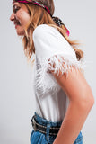 Top branco com plumas sintéticas nas mangas