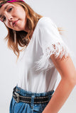 Top branco com plumas sintéticas nas mangas