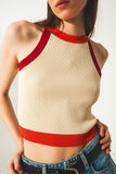 Top curto com nervuras em vermelho
