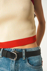 Top curto com nervuras em vermelho