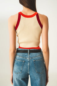 Top curto com nervuras em vermelho