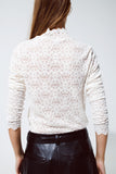 Top de gola alta com flores bordadas e pormenores de vieiras em branco