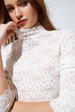Top de gola alta com flores bordadas e pormenores de vieiras em branco