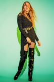 Vestido de festa preto brilhante com mangas compridas e decote alto