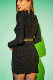 Vestido de festa preto brilhante com mangas compridas e decote alto