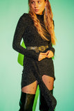 Vestido de festa preto brilhante com mangas compridas e decote alto