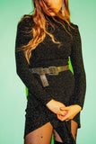 Vestido de festa preto brilhante com mangas compridas e decote alto