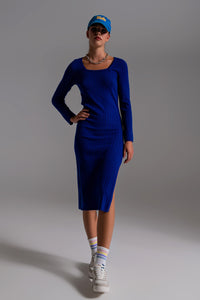 Vestido de malha midi com decote quadrado em azul
