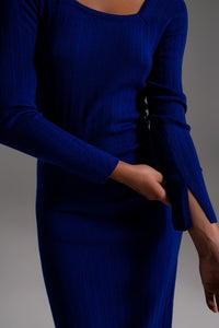 Vestido de malha midi com decote quadrado em azul