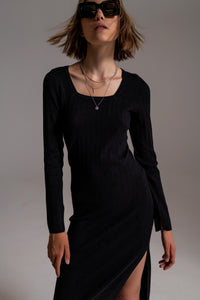 Vestido de malha midi com decote quadrado em preto