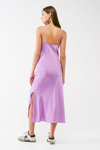 Vestido midi de cetim com decote drapeado em lila