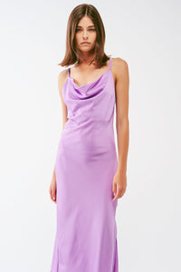 Vestido midi de cetim com decote drapeado em lila